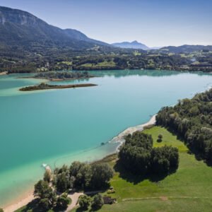 Aérien sur le lac d'Aiguebelette - vert émeraude à l'honneur