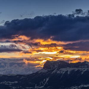 Ciel alpin tourmenté au couchant