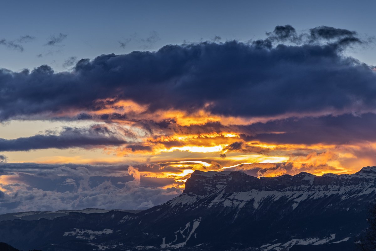 Ciel alpin tourmenté au couchant